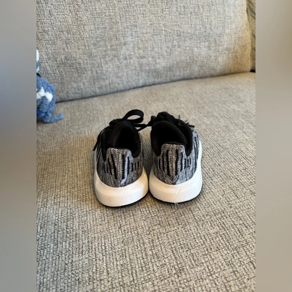 New Baby Adidas size 4 - Picture 3 of 5